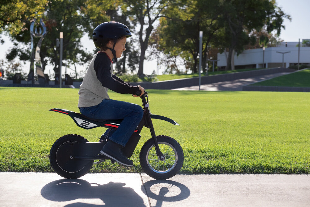 Motorek dla dziecka RAZOR Dirt Rocket MX125 Czarno-czerwony samodzielna kontrola prędkości za pomocą obrotowej manetki gazu w rączce bezpieczny system hamowania tylny hamulec bębnowy