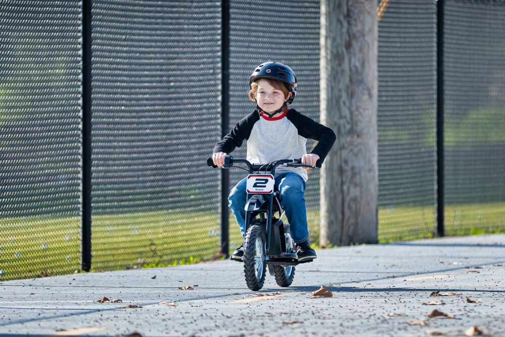 Motorek dla dziecka RAZOR Dirt Rocket MX125 Czarno-czerwony w zestawie ładowarka zestaw narzędzi 3 zestawy naklejek w kolorze niebieskim pomaranczowym i rozowym instrukcja obsługi w polskiej wersji językowej karta gwarancyjna