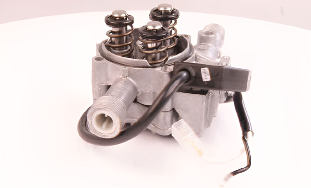 Myjka ciśnieniowa LAVOR XTR 1007 solidna aluminiowa pompa trzypłytkowa stalowe tłoki trwałość niezawodność filtr wody dłuższa żywotność system AUTO-STOP automatyczne wyłączenie urządzenia oszczędność energii zwiększone bezpieczeństwo