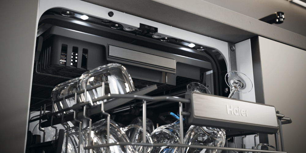 Zmywarka HAIER AI XI1C1TB4LPCFB światło górne dwa punkty nad koszami oświetlenie wnętrza wewnętrzne łatwy załadunek rozładunek