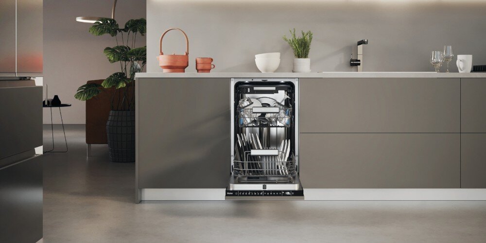 Zmywarka HAIER AI XI1C1TB4LPCFB kuchnia otwarta zmywarka wnętrze załadowane naczynia silnik inwerterowy bez szczotek redukcja wibracji cicha praca niskie zużycie energii