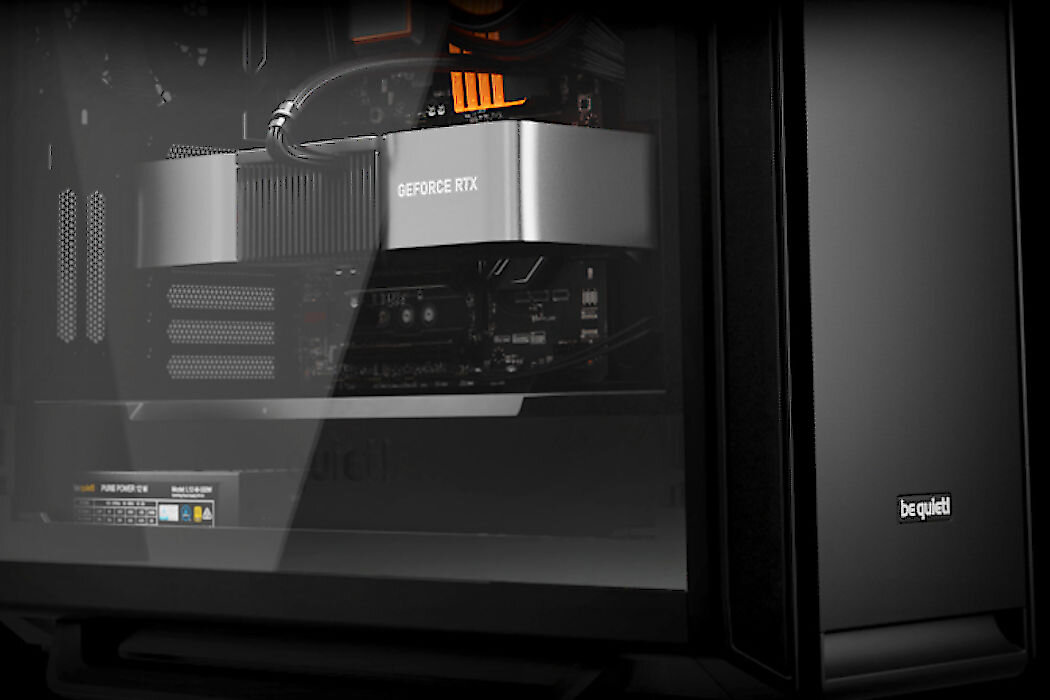 Obraz przedstawia wnętrze komputera z widoczną kartą graficzną oznaczoną napisem \'GEFORCE RTX\'. Na obudowie komputera znajduje się logo \'be quiet!\'.