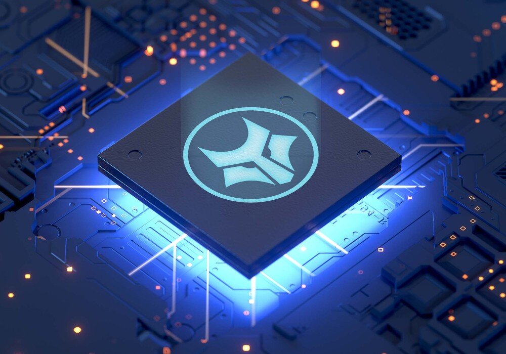 Komputer All in One HP EliteStudio 8 G1I SL Zbliżenie na czworokątny procesor z logo tarczy i wilka, umieszczony na podświetlonej na niebiesko płycie głównej komputera, zabezpieczenia, moduł TPM 2.0