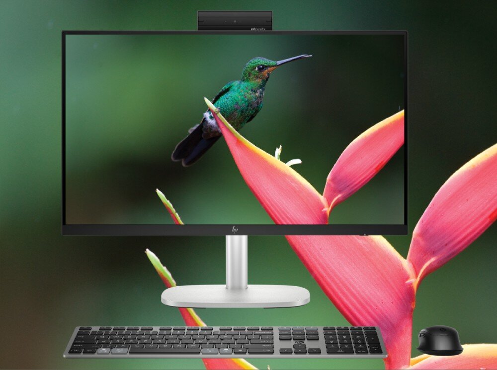 Komputer All in One HP EliteStudio 8 G1I SL Widok z przodu na komputer z włączonym ekranem przedstawiającym kolibra na czerwonym kwiatku, z widoczną kamerą internetową Poly na górze oraz bezprzewodową klawiaturą i myszą, przekątna, matryca, rozdzielczość