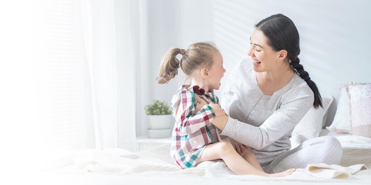 Pralka MIDEA MF100T60B W-PL zdjęcie lifestyle wizualizacja mama dziecko łóżko Technologia HealthGuard higiena czystość Steam Care Drum Clean para wodna eliminuje bakterie usuwa plamy