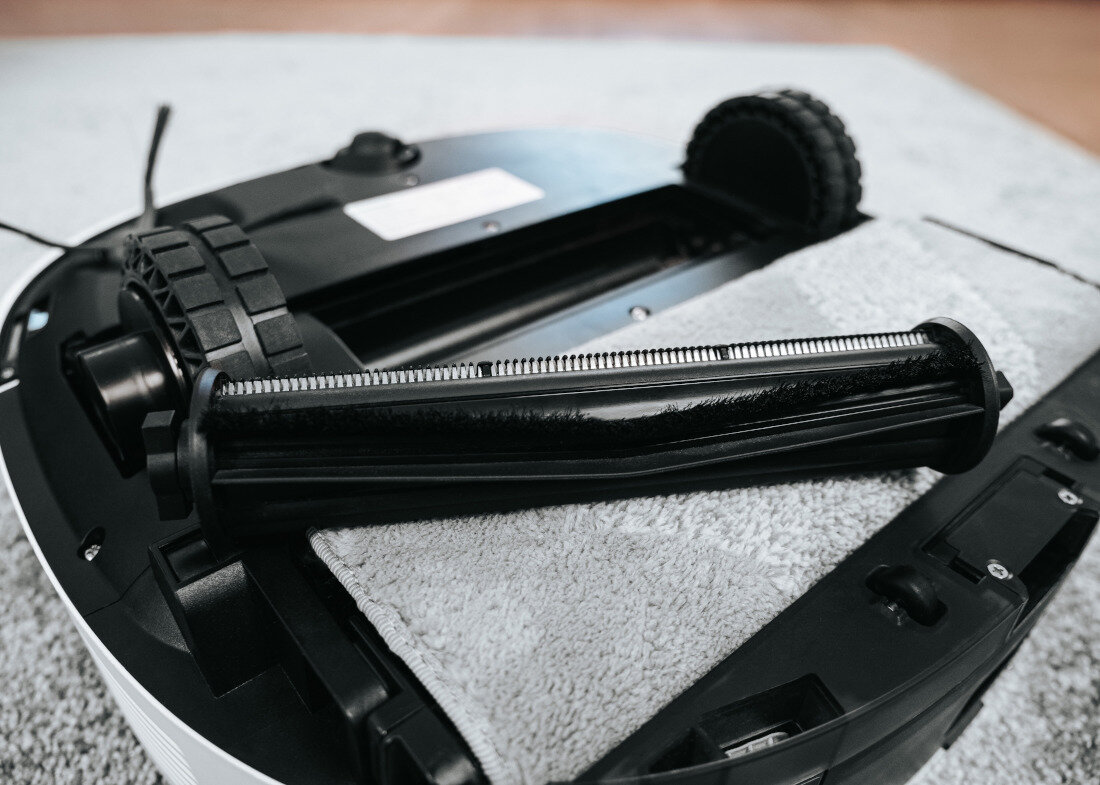 Robot sprzątający CONCEPT VR4130 Aqua Ultimate Laser 3D Szczotka z nożem Obrotowa szczotka  ostrza delikatnie przecinają wplątane włosy i sierść