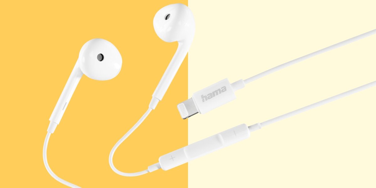 Słuchawki douszne HAMA Glow II Biały Słuchawki przewodowe Hama ze złączem Lightning i wbudowanym mikrofonem na żółto-kremowym tle.