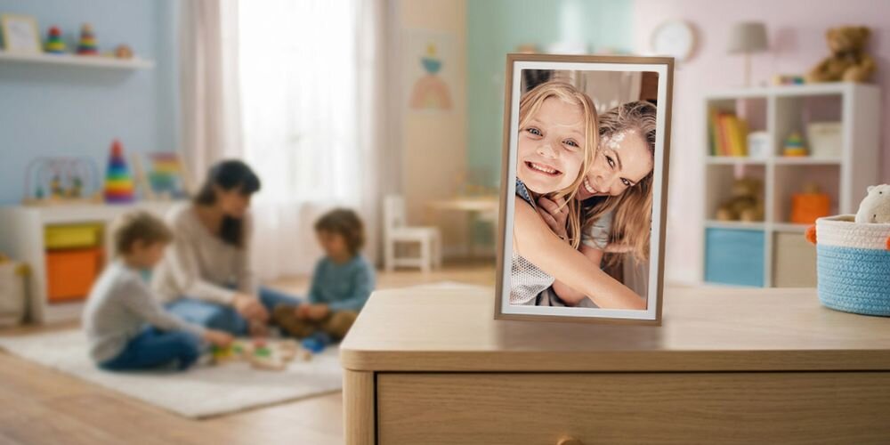 Ramka cyfrowa DENVER Frameo PFF-3263LW Jasnobrązowy prezentacja ramki ze zdjęciem na szafce w pokoju