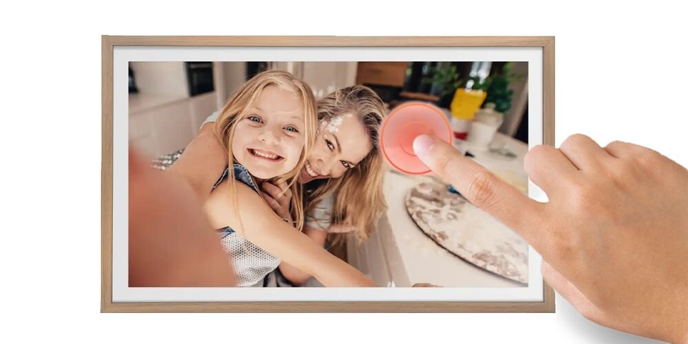Ramka cyfrowa DENVER Frameo PFF-3263LW Jasnobrązowy prezentacja ramki na białym tle z palcem na ekranie dotykowym przeglądanie zdjęć przejrzysty interfejs FRAMEO