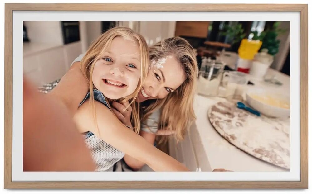 Ramka cyfrowa DENVER Frameo PFF-3263LW Jasnobrązowy prezentacja ramki na białym tle pamięć tysiące zdjęć obsługa kart microSD do 128 GB wbudowane głośniki centrum multimedialne