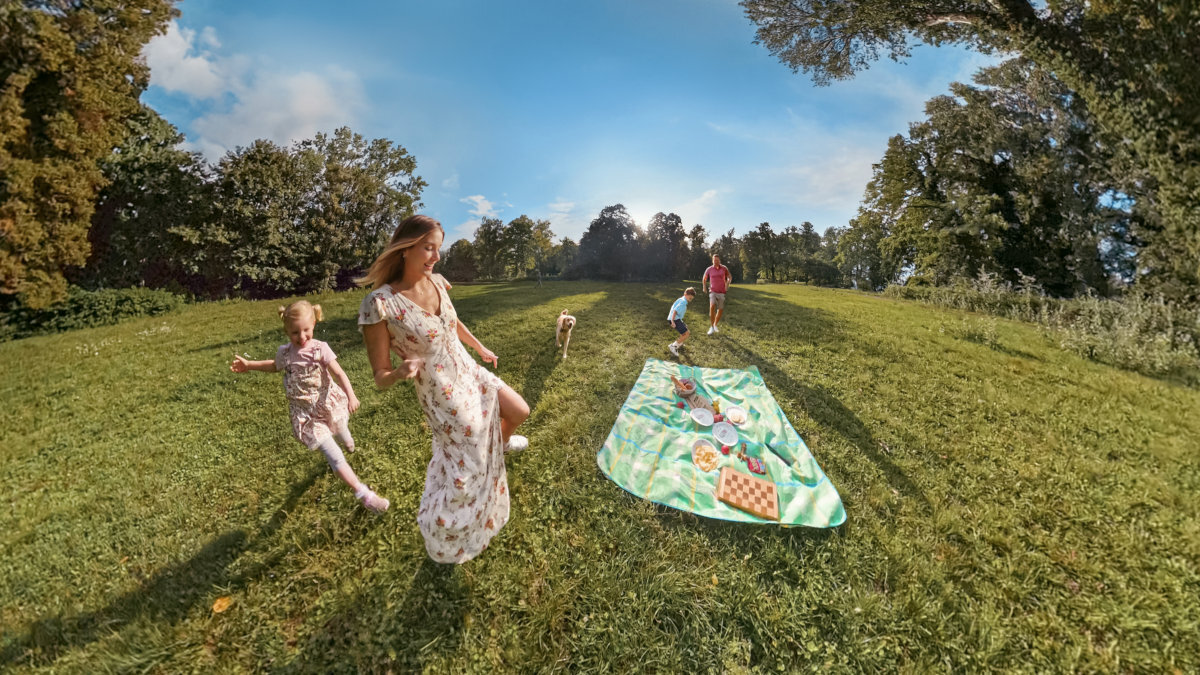 INSTA360 X4 Air kamer sferycznych Insta360 usuwanie kijka do Selfie perspektywy trzeciej osoby drona kijka do selfie - Rodzina z psem podczas pikniku na zielonej łące, efekt szerokiego kąta