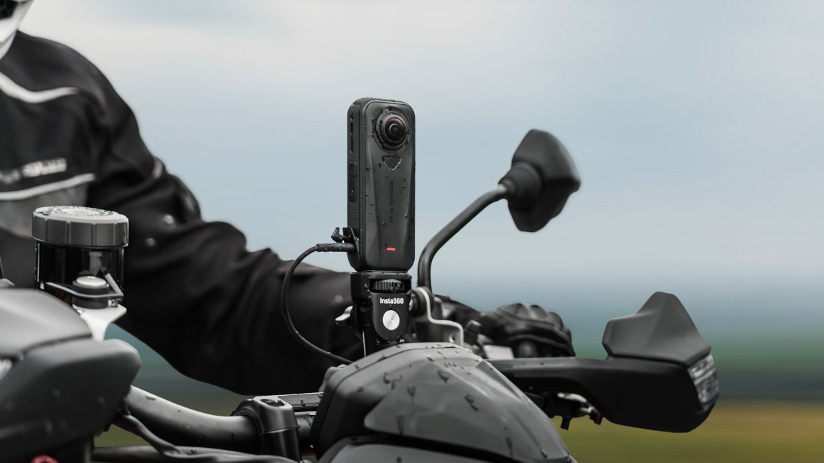 INSTA360 X4 Air Soczewki X4 Air odporne na uszkodzenia - Kamera  zamocowana na kierownicy motocykla w deszczowych warunkach, zbliżenie na urządzenie