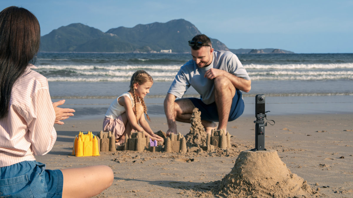 INSTA360 X4 Air skadrowane standardowe wideo wideo 360 jednoczesnemu nagrywaniu video 360° - Rodzina budująca zamki z piasku na plaży