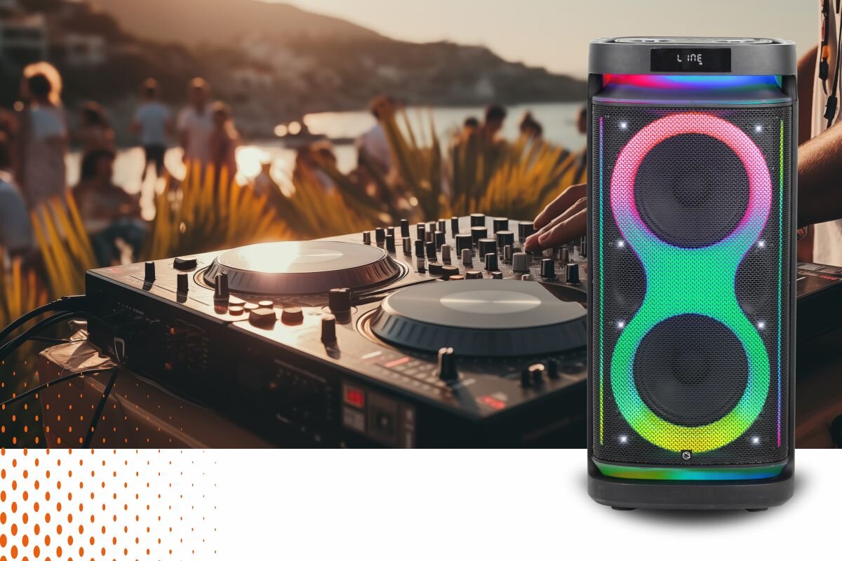 Na pierwszym planie widoczny jest głośnik z kolorowym podświetleniem w kształcie ósemki. W tle znajduje się konsola DJ-ska oraz rozmyta scena z ludźmi na zewnątrz.