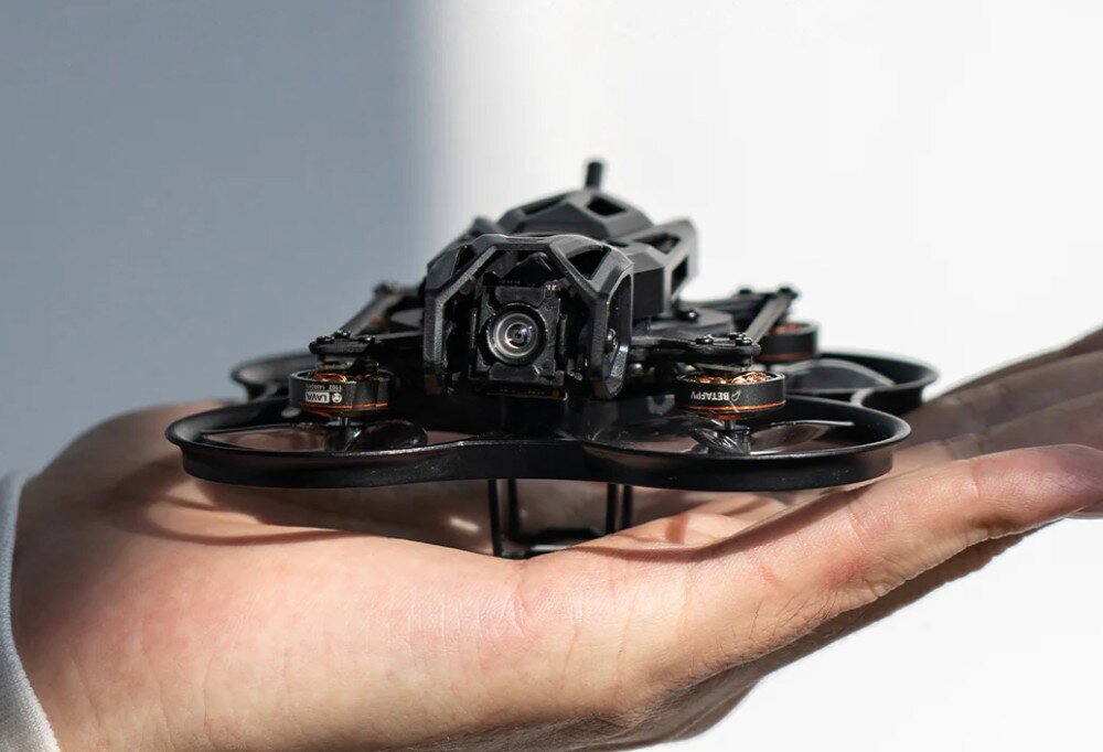 Dron BETAFPV Pavo Femto Niewielki dron spoczywający na otwartej dłoni co ukazuje jego kompaktowe rozmiary