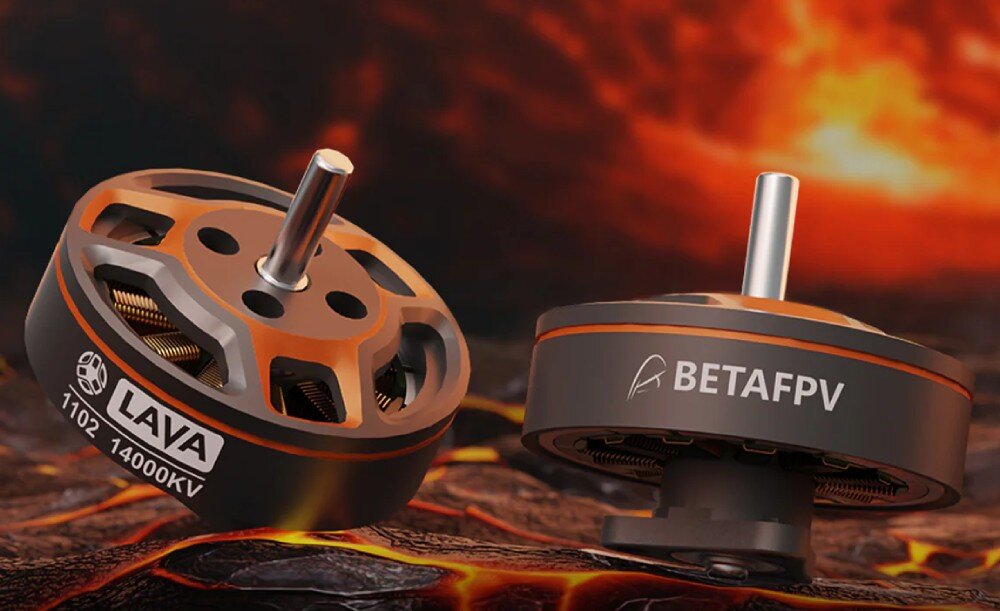 Dron BETAFPV Pavo Femto Dwa silniki bezszczotkowe z pomarańczowymi detalami i napisem 'LAVA' na tle wulkanicznym