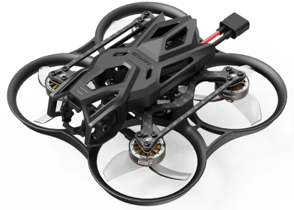 Dron BETAFPV Pavo Femto Widok drona z góry na białym tle prezentujący czarną ramę z osłonami śmigieł