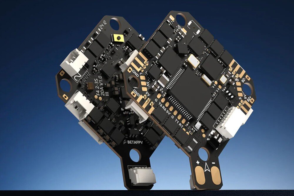 Dron BETAFPV Pavo Femto Dwie płytki elektroniczne kontrolera lotu z widocznymi podzespołami i złączami na niebieskim tle