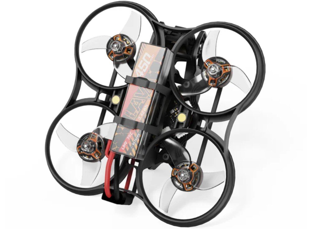 Dron BETAFPV Pavo Femto Spód drona z zamontowanym akumulatorem i widocznymi trzyłopatowymi śmigłami w osłonach