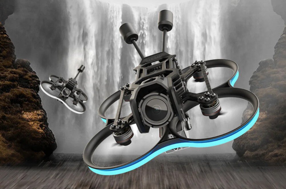 Dron BETAFPV Pavo Pro Dron z podświetloną na niebiesko listwą LED lecący na tle rozmytego wodospadu