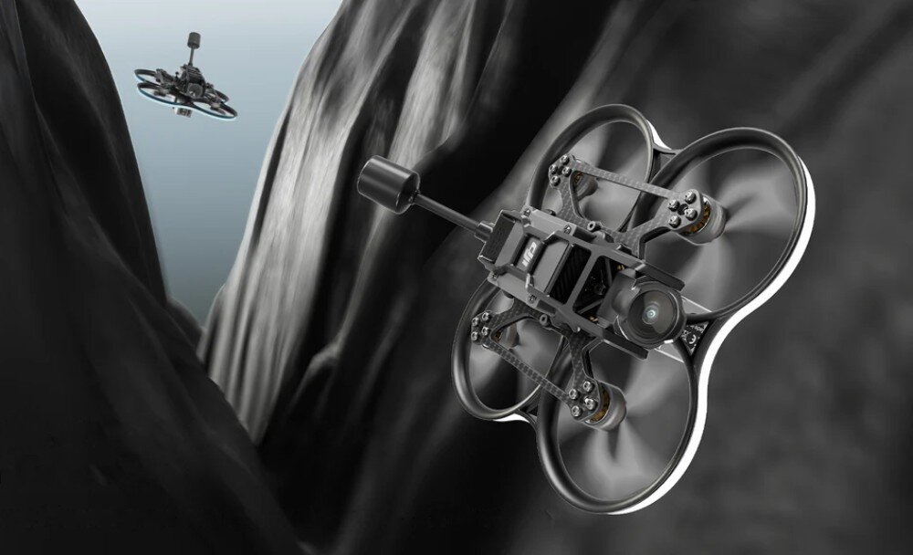 Dron BETAFPV Pavo Pro Dron typu cinewhoop w locie między ciemnymi skalistymi zboczami wąwozu