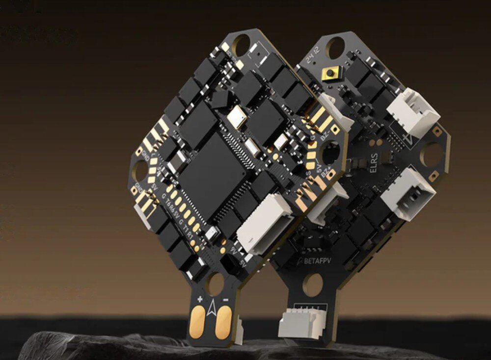 Dron BETAFPV Pavo Pro Dwie płytki drukowane kontrolera lotu z widocznymi podzespołami elektronicznymi i złączami