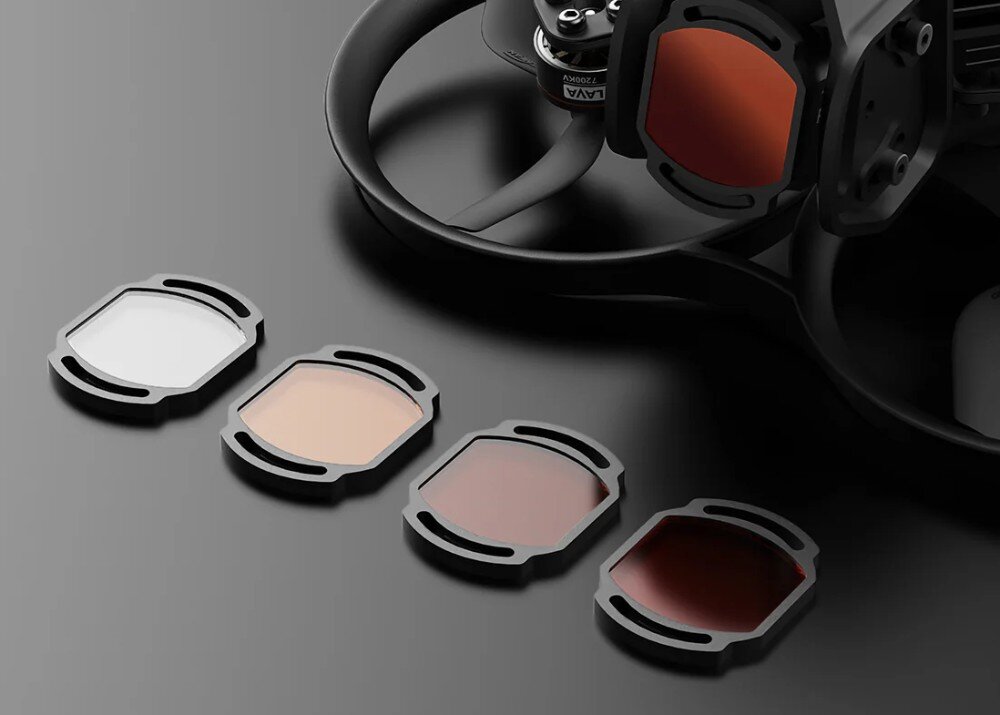 Dron BETAFPV Pavo Pro Zestaw czterech filtrów szarych w ramkach ułożonych rzędem obok fragmentu drona