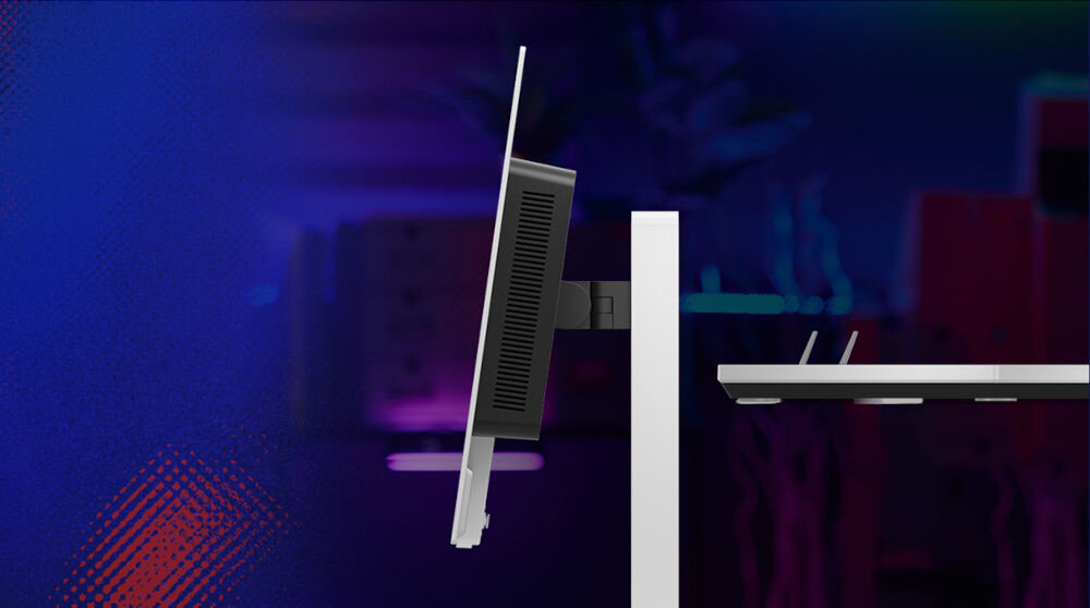 Monitor LENOVO Legion Pro 27UD-10 26.5 cala 3840x2160px 240Hz 0.03 ms [GTG] Widok z boku na smukły monitor Lenovo Legion ustawiony na białej podstawie przy biurku, na tle rozmytego, kolorowego pokoju gamingowego szeroki zakres regulacji pivot slot Kensington Lock