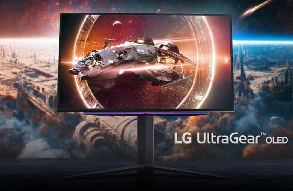Monitor LG UltraGear 27GS95QE-B.AEU Monitor gamingowy na biurku, wyświetlający grafikę science fiction z kosmicznym statkiem przelatującym przez portal. W tle futurystyczny krajobraz, opis