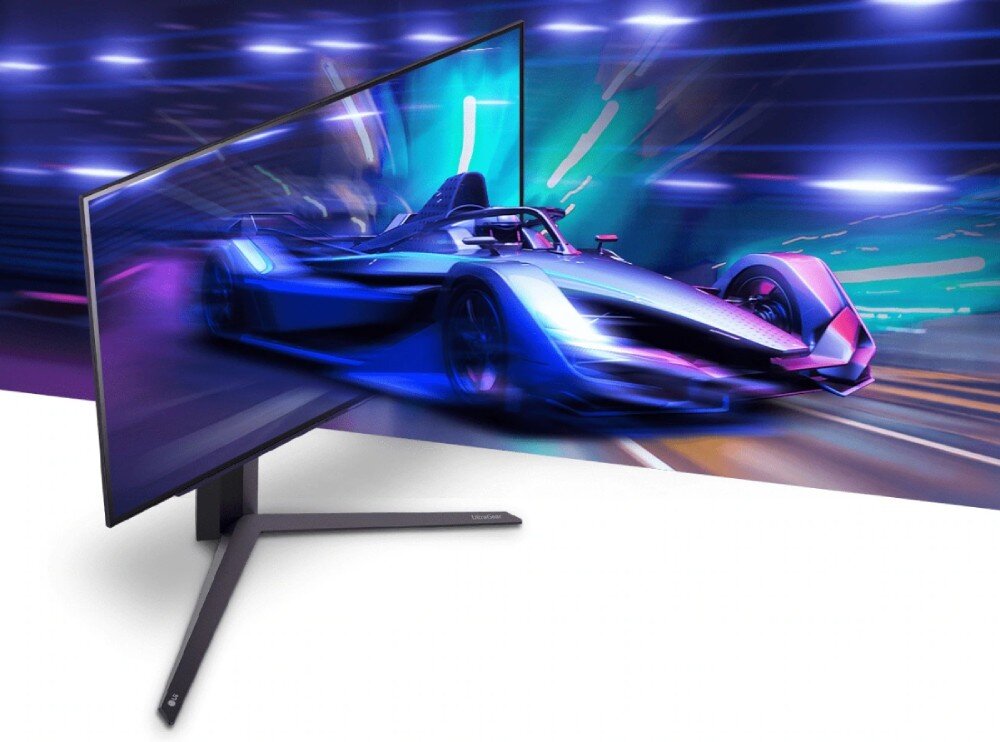 Monitor LG UltraGear 27GS95QE-B.AEU Monitor na biurku w trakcie wyświetlania dynamicznej sceny wyścigowej, płynność, odświeżanie, czas reakcji, synchronizacja, G-SYNC, FreeSync