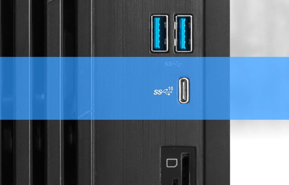 Komputer MSI Pro DP180 13-017BEU Zbliżenie na panel z przodu obudowy, na którym znajdują się dwa niebieskie porty USB typu A oraz jedno złącze USB typu C, porty USB, gniazda, podłączenie