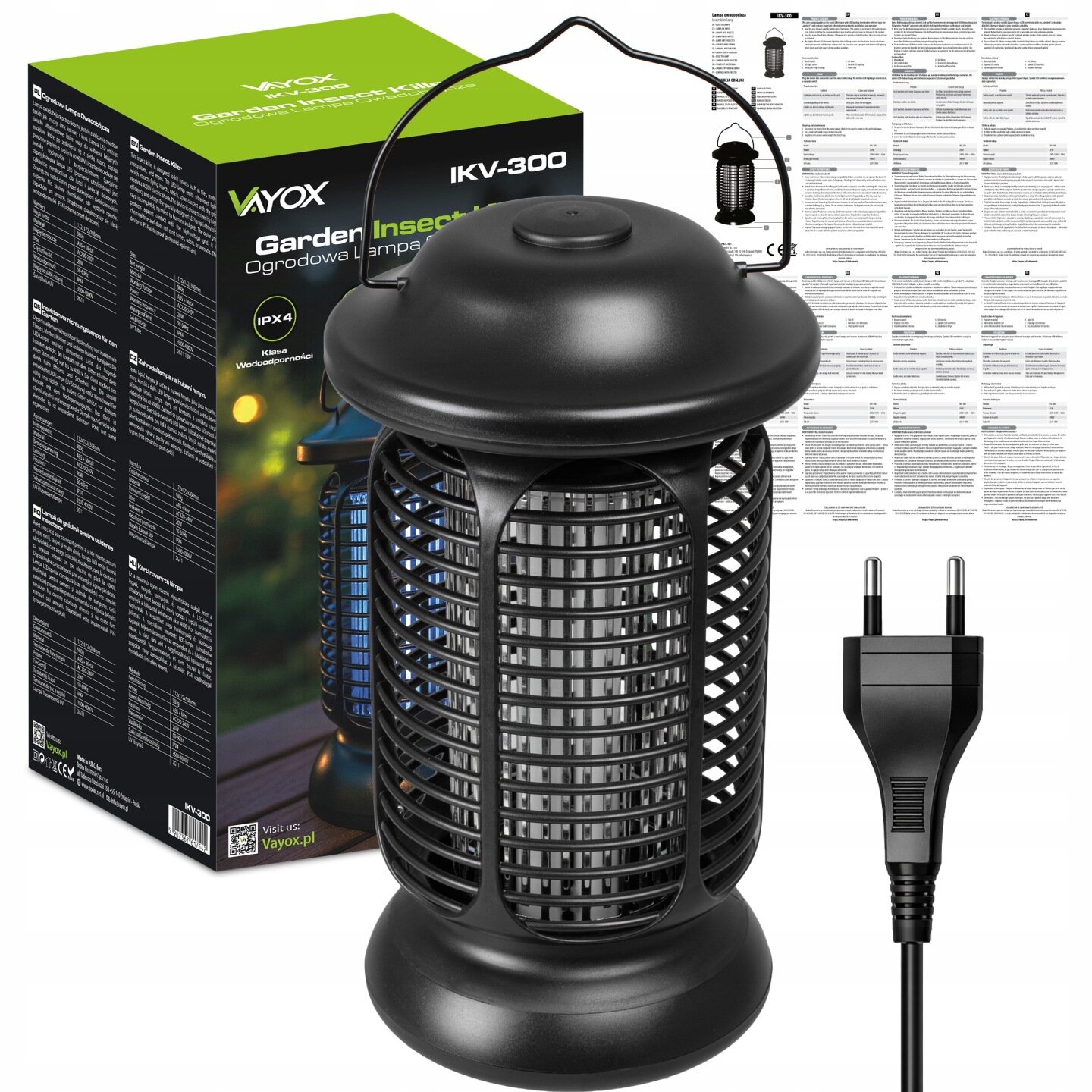 Czarna lampa owadobójcza z kratką ochronną i uchwytem, obok znajduje się czarny przewód z wtyczką. W tle widoczne jest opakowanie z napisem \'Vayox IKV-300 Garden Insect Killer\'.