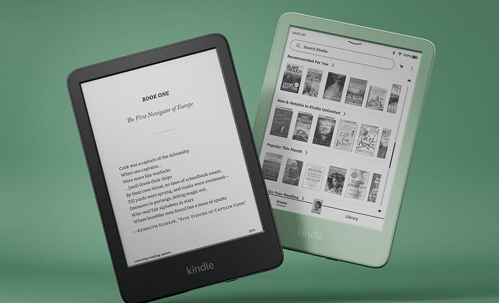 Dwa czytniki e-booków Kindle, jeden czarny z wyświetlonym tekstem książki, drugi zielony z widocznym menu i okładkami książek. Oba urządzenia mają logo \'kindle\' na dole ekranu.