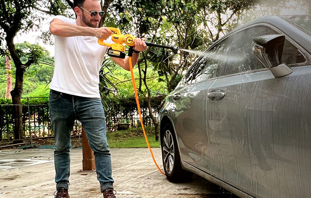 Myjka ciśnieniowa IMOU GYQXJ, woda, sprzątanie, mycie, ogród, mężczyzna myje auto myjką ciśnieniową