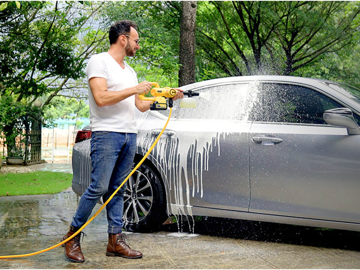 Myjka ciśnieniowa IMOU GYQXJ, pianowanie, auto, mycie, spłukiwanie, mężczyzna spryskuje auto pianą myjką ciśnieniową