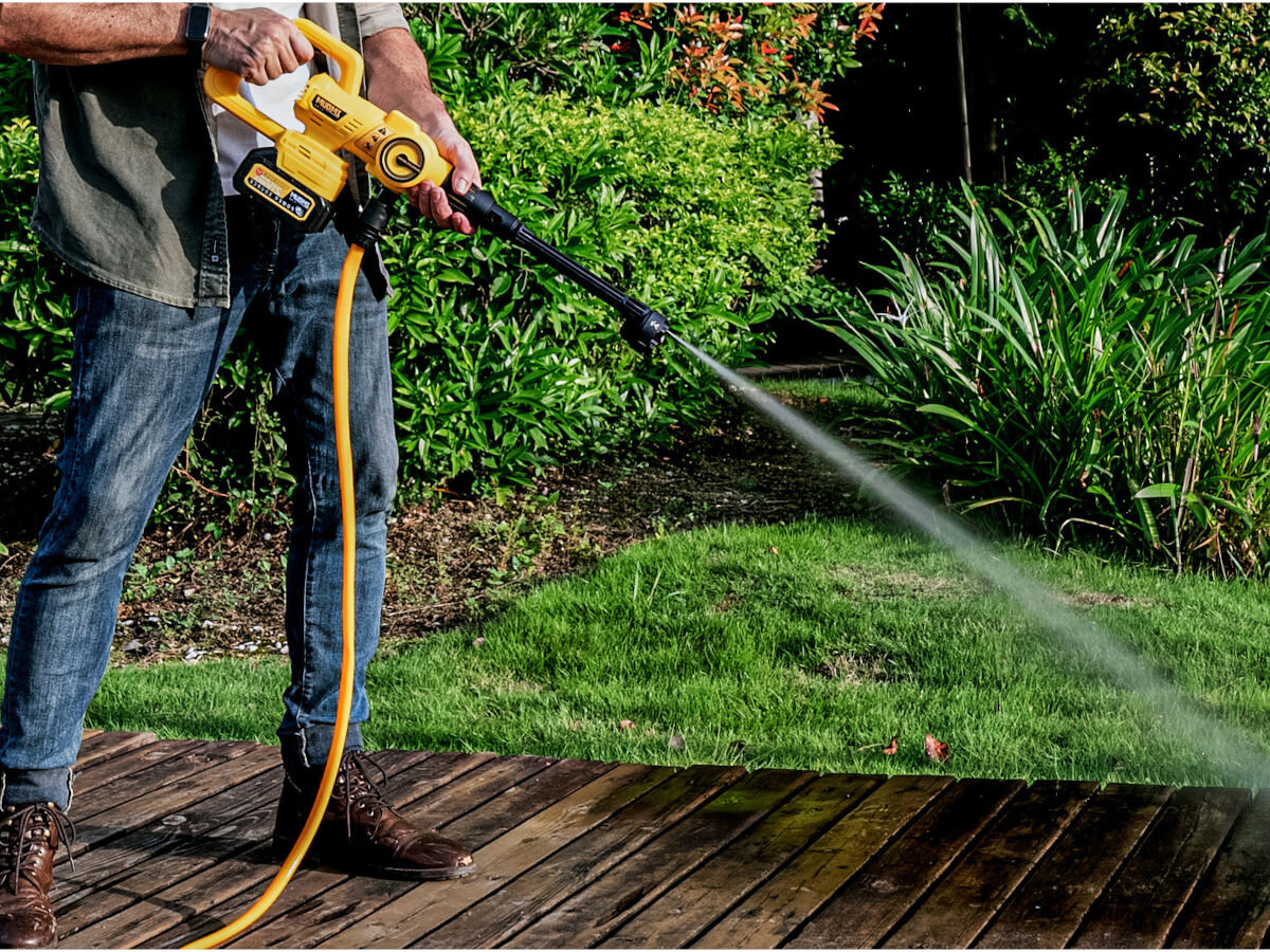 Myjka ciśnieniowa IMOU GYQXJ, litowo-jonowy, akumulator, ładowarka, sieć, osoba myje taras drewniany myjką ciśnieniową