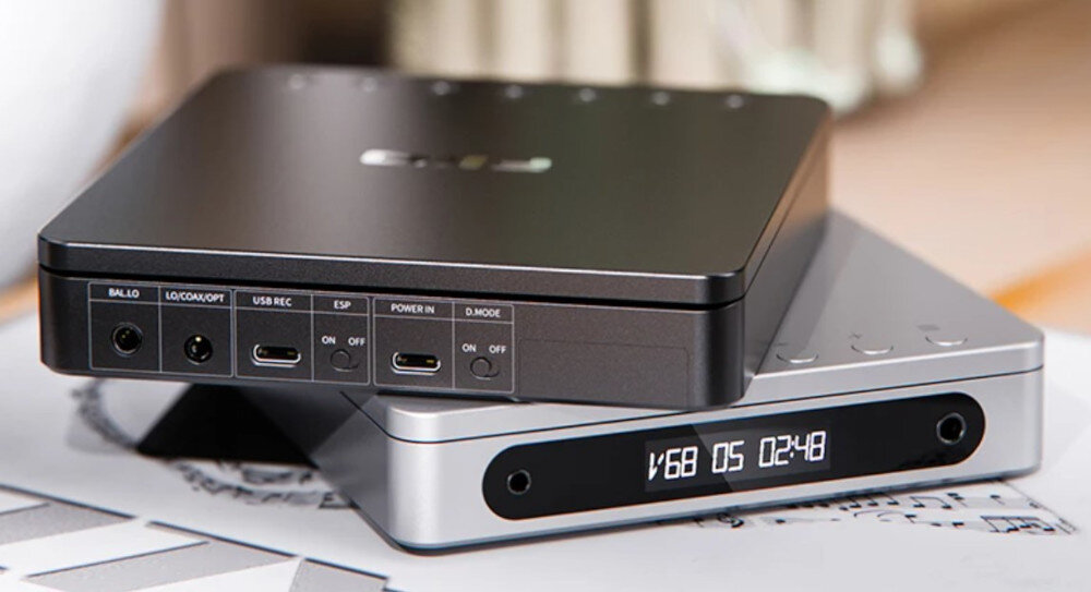 FIIO DM13 BT zgrywanie CD USB WAV FAT32, Przenośne odtwarzacze CD leżące na kartce z nutami