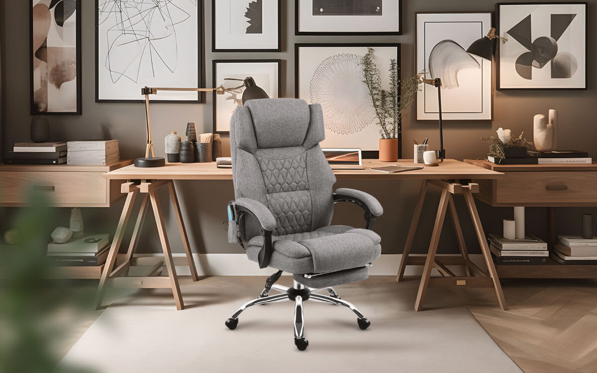 Fotel MARK ADLER Boss 6.0 Szary, komfort, wygoda, praca, masaż, fotel stoi w pokoju biurowym przy biurku