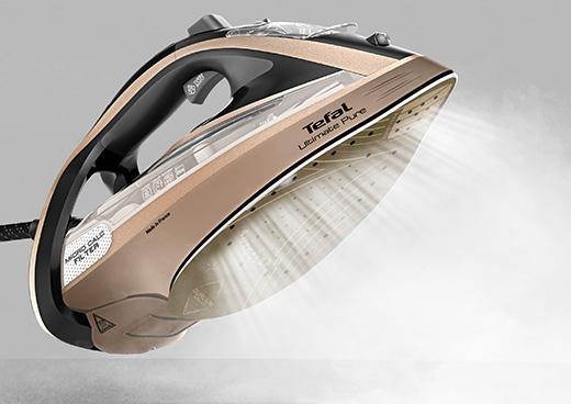 Mocne strumienie pary wydobywają się ze stopy żelazka.