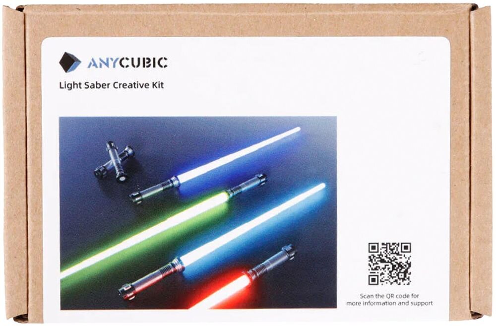 Kartonowe pudełko z nadrukiem przedstawiającym trzy miecze świetlne w kolorach niebieskim, zielonym i czerwonym. Na pudełku widnieje logo \'ANYCUBIC\' oraz tekst \'Light Saber Creative Kit\'.