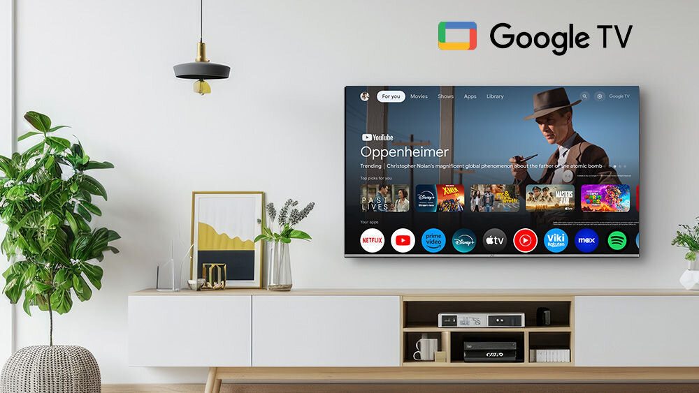 Telewizor JVC LT-55VG7500 Google TV rekomendacje aplikacje Netflix YouTube Disney HBO rozrywka, telewizor powieszony na ścianie w pomieszczeniu