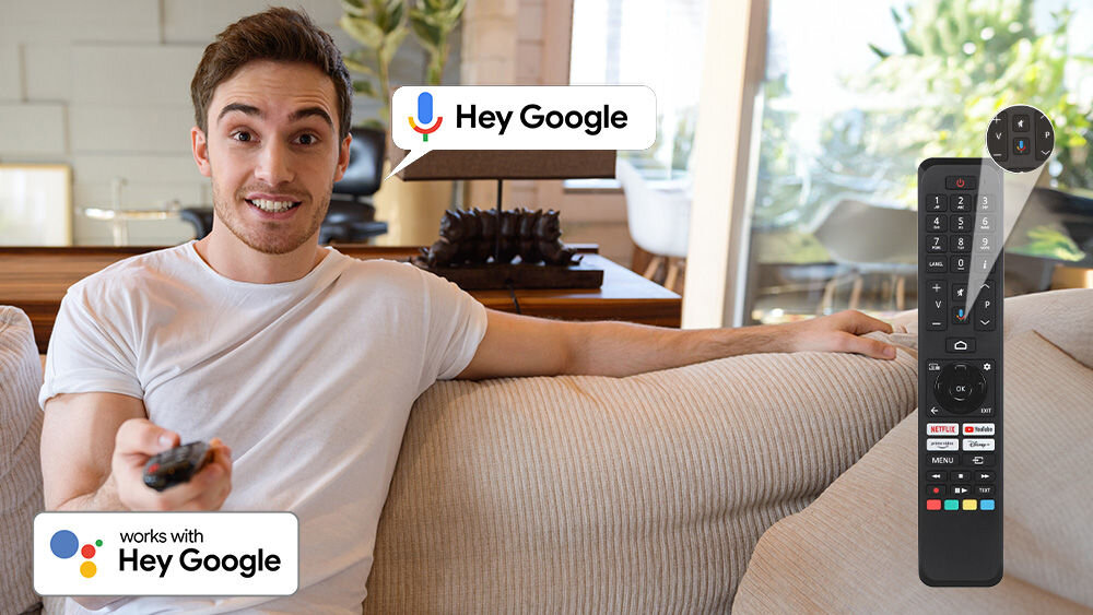 Telewizor JVC LT-50VG7500 sterowanie głosem Asystent Google wygoda używania aplikacje, osoba siedząca na sofie z pilotem w ręku