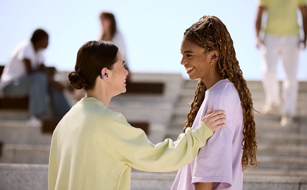 Słuchawki powietrzne JBL Soundgear Clips bezprzewodowe z otwartą konstrukcją dla swobodnego słuchania, osoby z założonymi słuchawkami na świeżym powietrzu