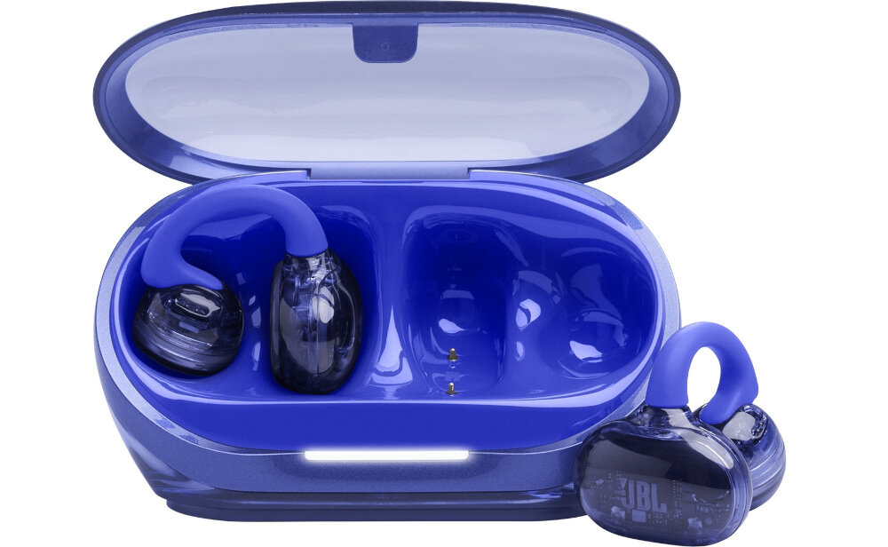 Słuchawki powietrzne JBL Soundgear Clips z klasą odporności IP54 przeciw pyłowi i wilgoci, etui ładujące z słuchawkami od frontu na białym tle