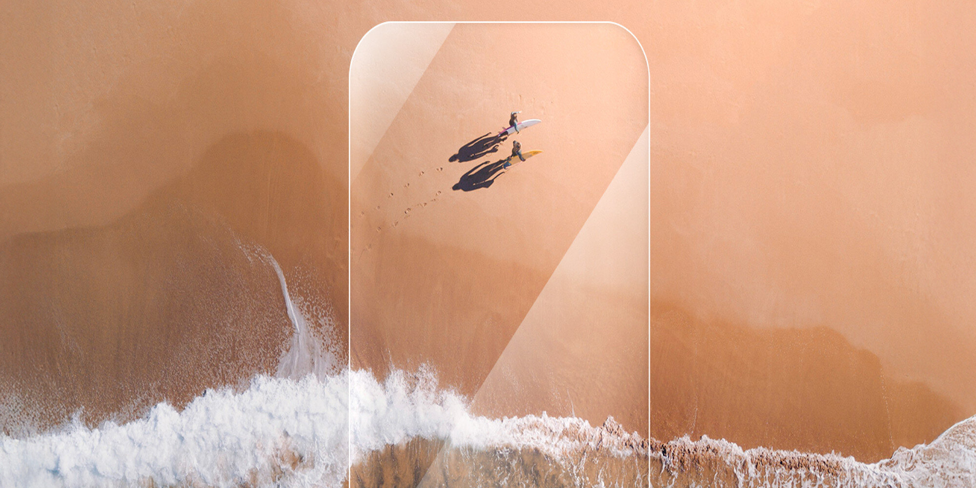 Wizualizacja przezroczystości szkła ochronnego na tle plaży z dwiema osobami niosącymi deski surfingowe