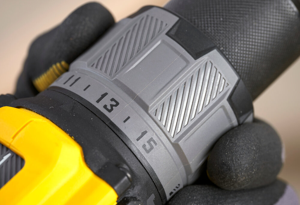 Zestaw elektronarzędzi STANLEY Fatmax SFMCK211D2T-QW zbliżenie na sprzęgło wiertarko-wkrętarka STANLEY SFMCD726 metalowy uchwyt bezkluczykowy 13 mm szybkie mocowanie akcesoriów i długą trwałość 15 ustawienia sprzęgła kontrola nad zadaniami