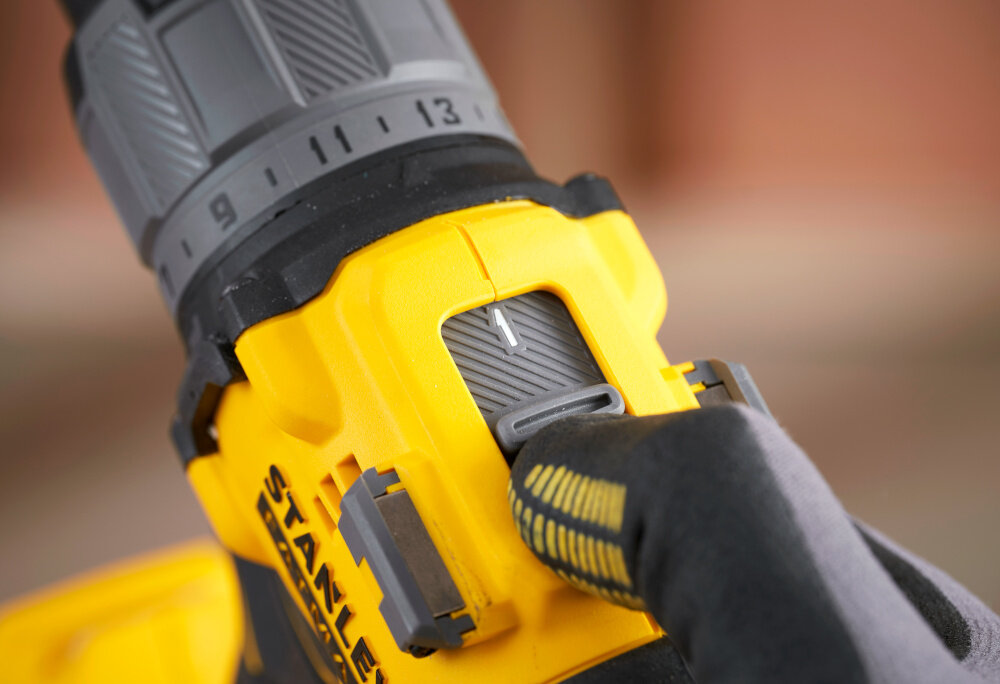 Zestaw elektronarzędzi STANLEY Fatmax SFMCK211D2T-QW zbliżenie na przełącznik biegu wiertarko-wkrętarka STANLEY SFMCD726 dwa biegi – 0–500 oraz 0–2000 obr./min dostosować prędkość do potrzeb konkretnej pracy moment 80 Nm możliwości wiercenia w twardych powierzchniach