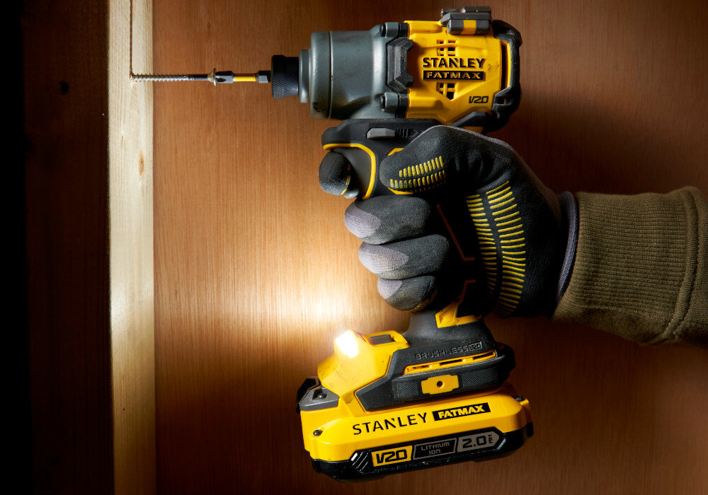 Zestaw elektronarzędzi STANLEY Fatmax SFMCK211D2T-QW pomieszczenie osoba trzyma zakrętarkę w dłoni włączona dioda LED zakrętarka STANLEY SFMCF830 trzy tryby pracy – 0–1400, 0–2400 i 0–3200 obr./min dopasować parametry do typu materiału i rodzaju śruby łatwiej zapobiec uszkodzeniom elementów oraz przegrzewaniu bitów precyzyjna regulacja sprzyja większej kontroli