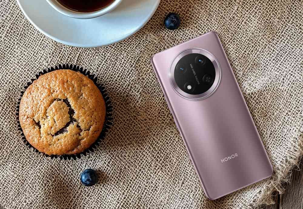 Smartfon HONOR Magic 7 Lite procesor Wydajność  smartfon na stole obok kawy i babeczki