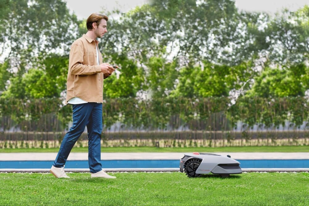 Robot koszący DREAME A1 Pro osoba wyznaczająca granice trawnika aplikacją prosta konfiguracja